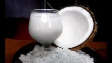 Cara Membuat Santan / Susu Kelapa yang Sehat & Bisa Diminum Langsung
